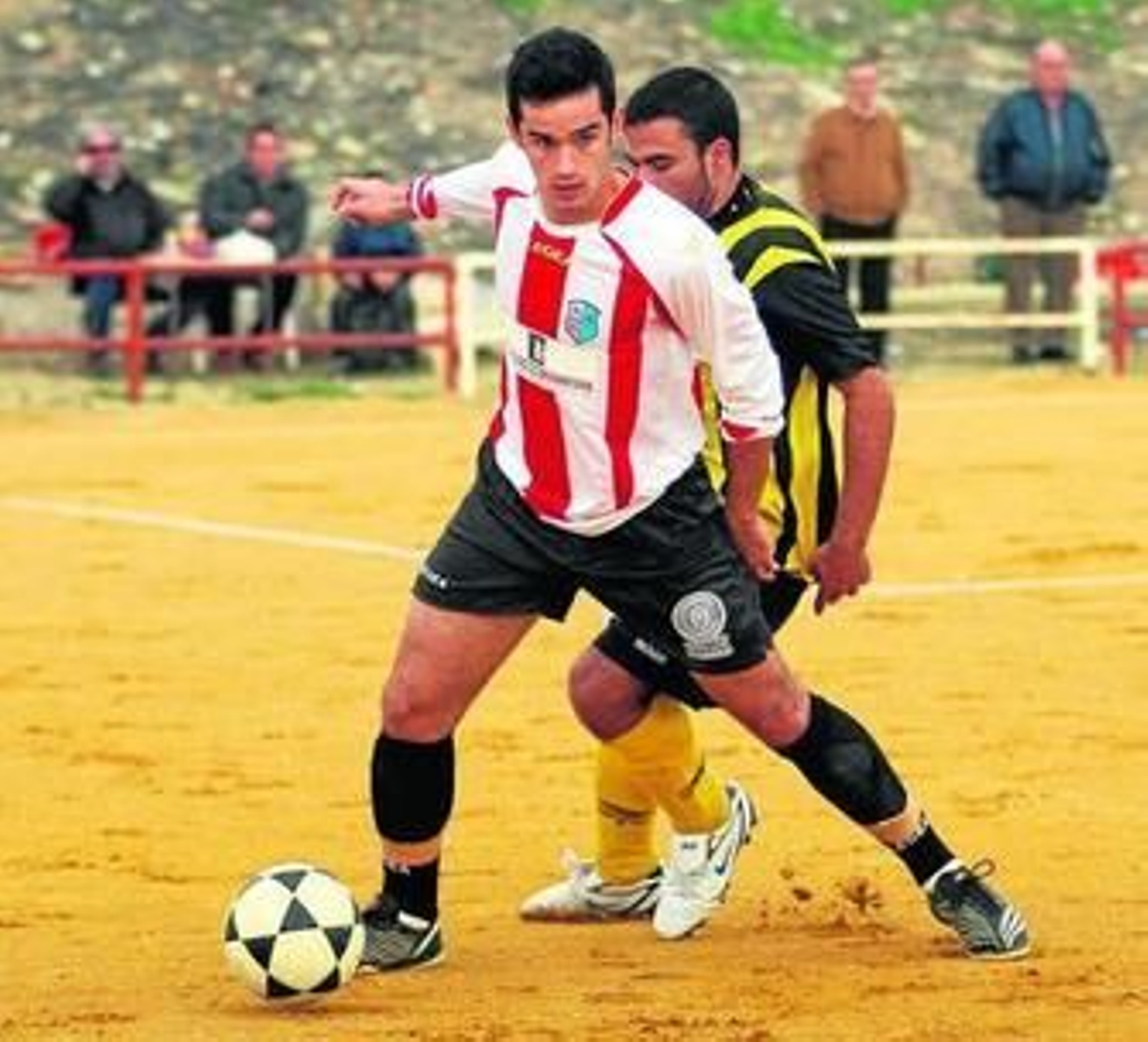 El Calañas (en la imagen ante el San Roque B) está cada vez más cerca de conseguir la salvación.