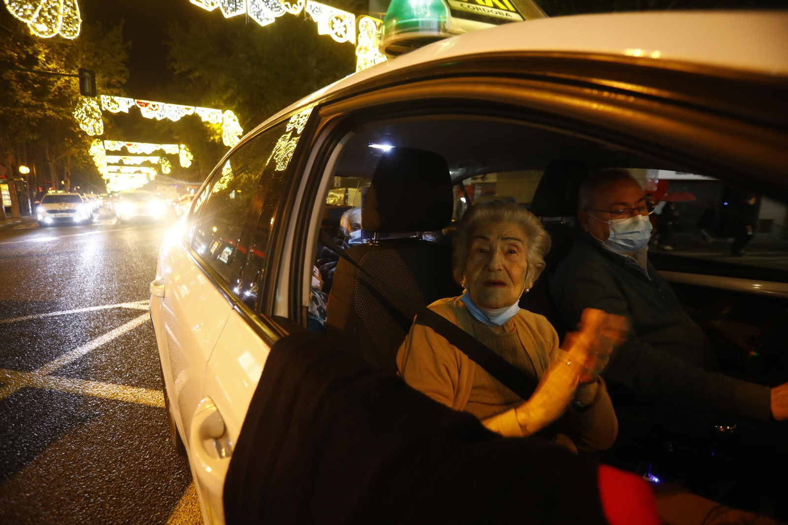 Las imágenes del Paseo de la Ilusión en taxi por Córdoba para mostrar las luces de Navidad a los mayores Las imágenes del Paseo de la Ilusión en taxi por Córdoba para mostrar las luces de Navidad a los mayores