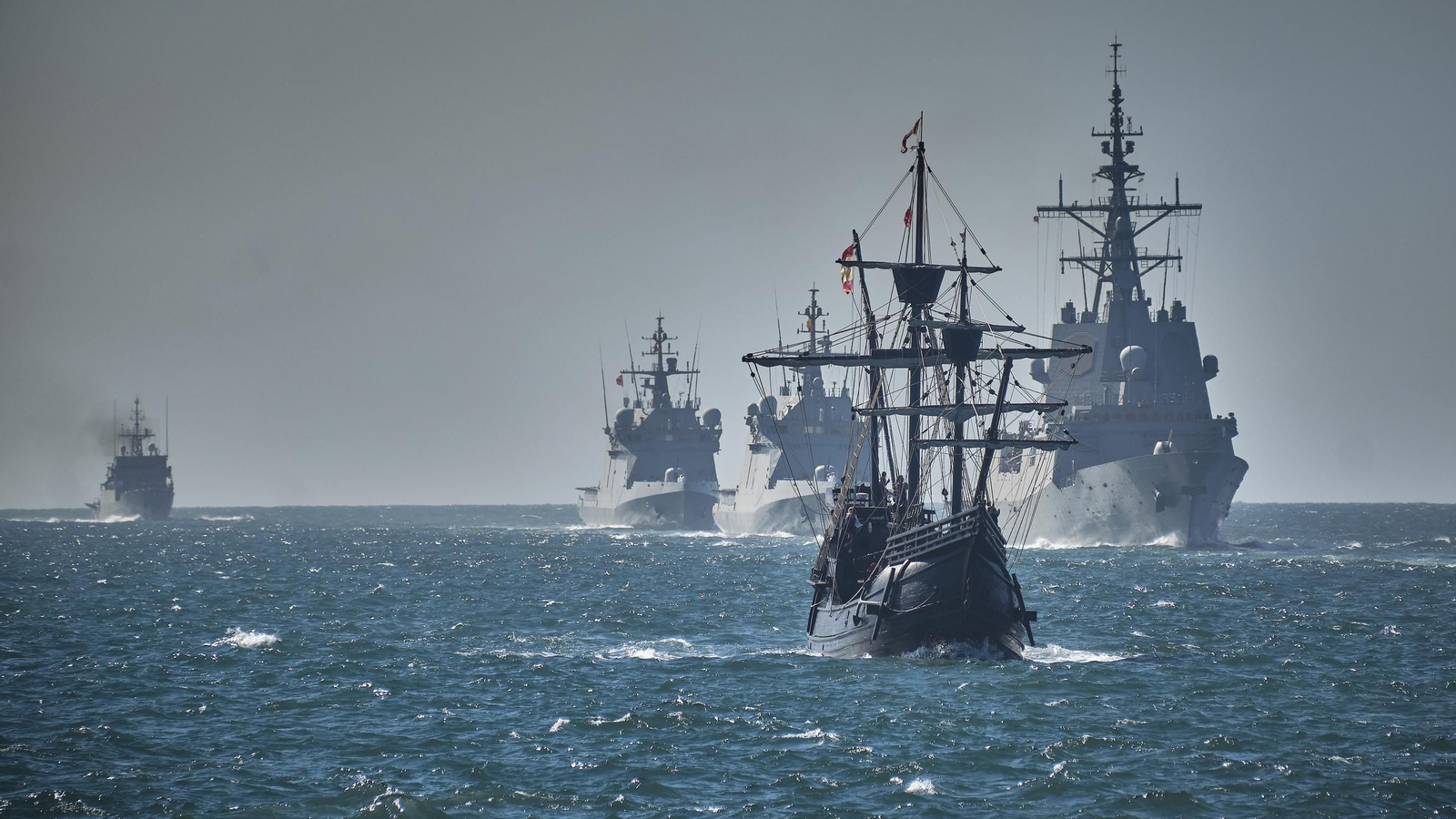 Parada naval y aérea en homenaje a Elcano en aguas de Sanlúcar. Parada naval y aérea en homenaje a Elcano en aguas de Sanlúcar.