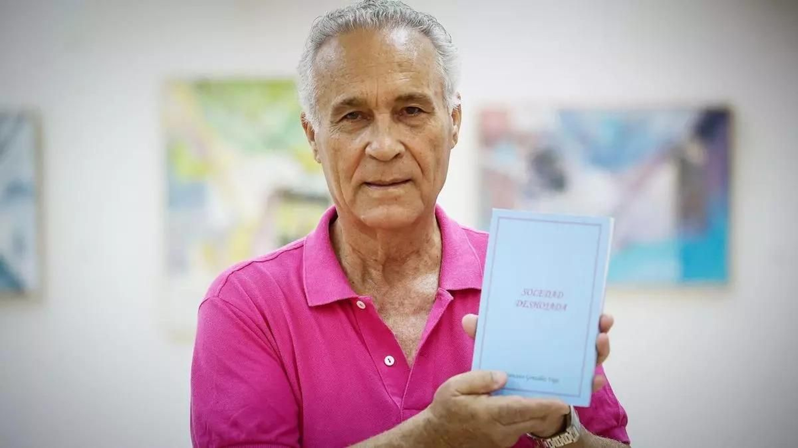Francisco González Vega, con uno de sus libros. Francisco González Vega, con uno de sus libros.