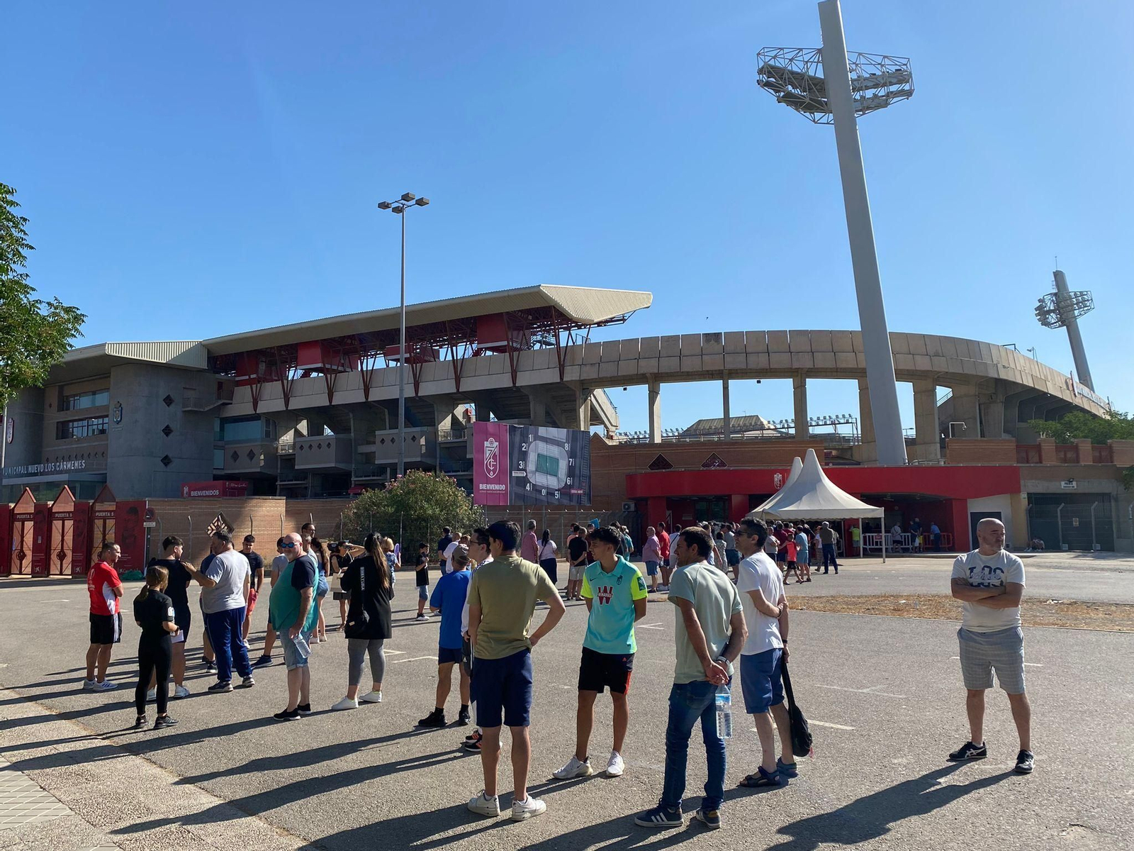 Parte de la larga cola de este lunes en las inmediaciones del Nuevo Los Cármenes
