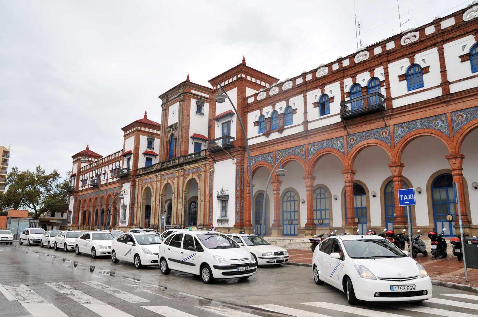 Parada de taxis en la estación de trenes.