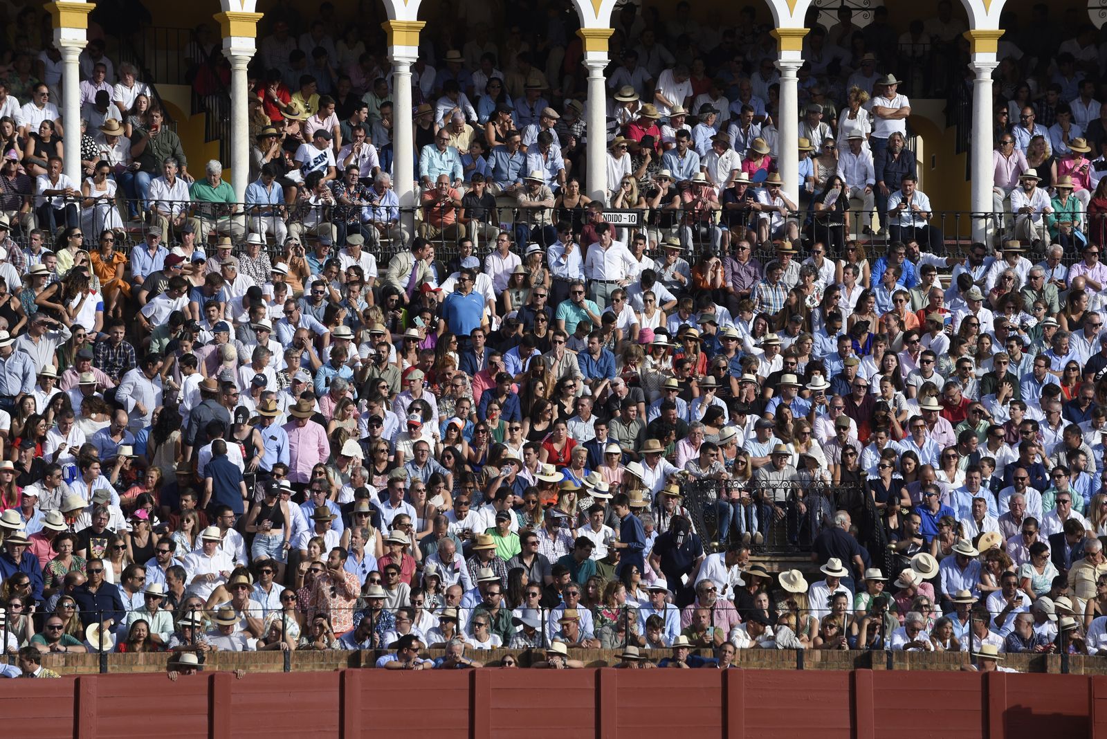 Búscate en la tercera corrida de toros de la Feria de San Miguel de Sevilla