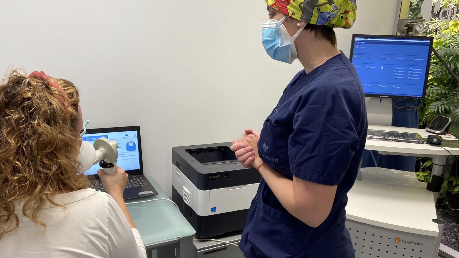 Paciente sometiéndose a una espirometría.