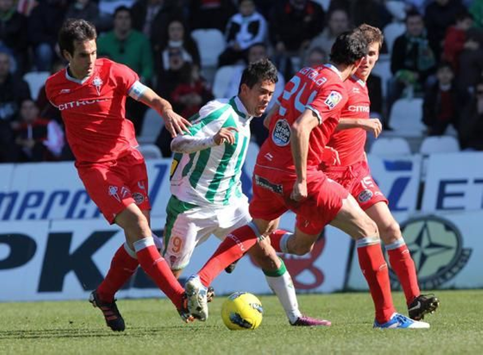 Patiño intenta salir de la presión de tres oponentes. / José Martínez