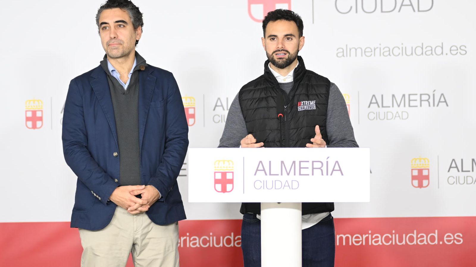 Andrés Muñoz, uno de los organizadores de esta cita, acompañado por el político Joaquín Pérez de la Blanca.