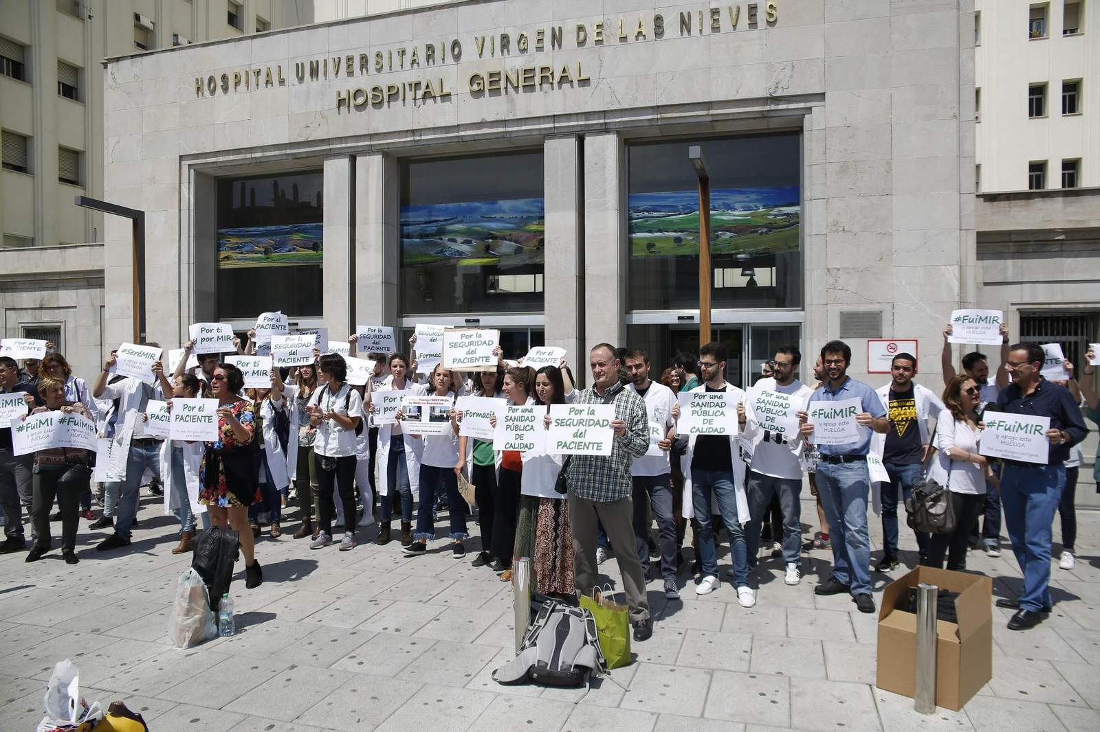 Medio centenar de MIR protestaron con pancartas y cánticos.
