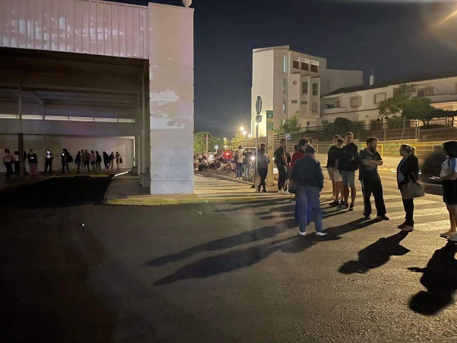 Usuarios esperan en la estación de tren de Los Barrios.