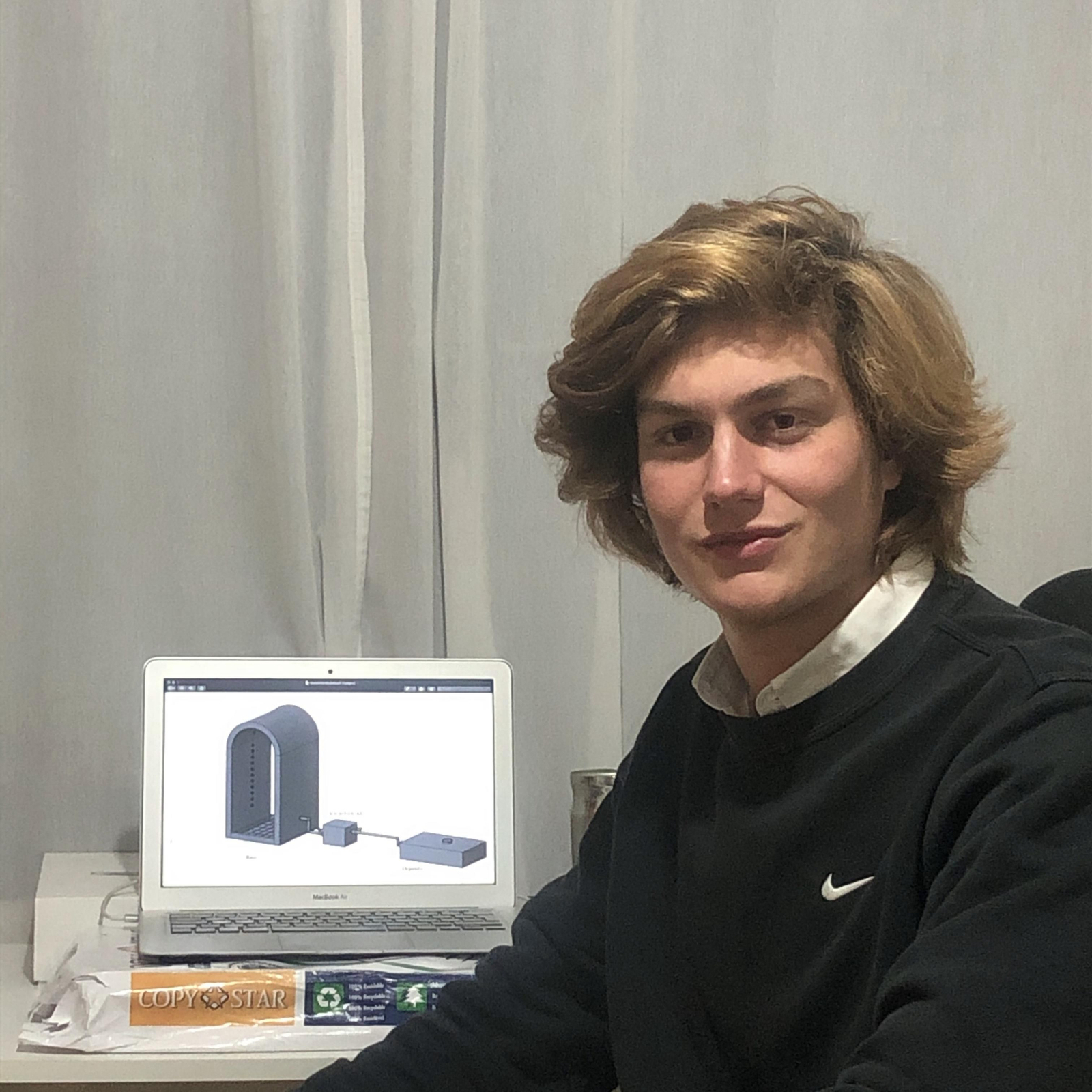 Alejandro Foncubierta, delante de su ordenador, en el que se ve un prototipo del equipo.