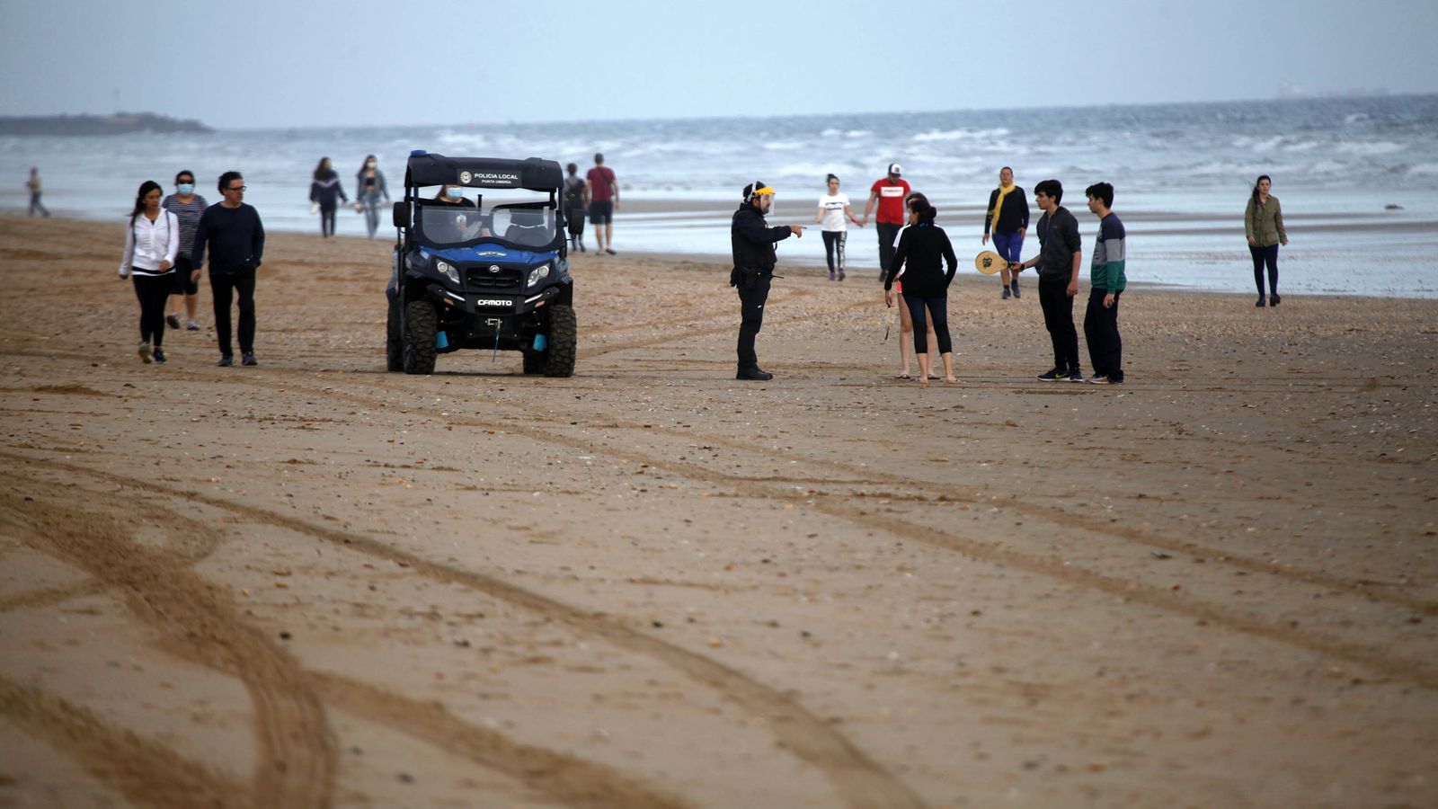 La Policía Local controla las aglomeraciones en las playas.