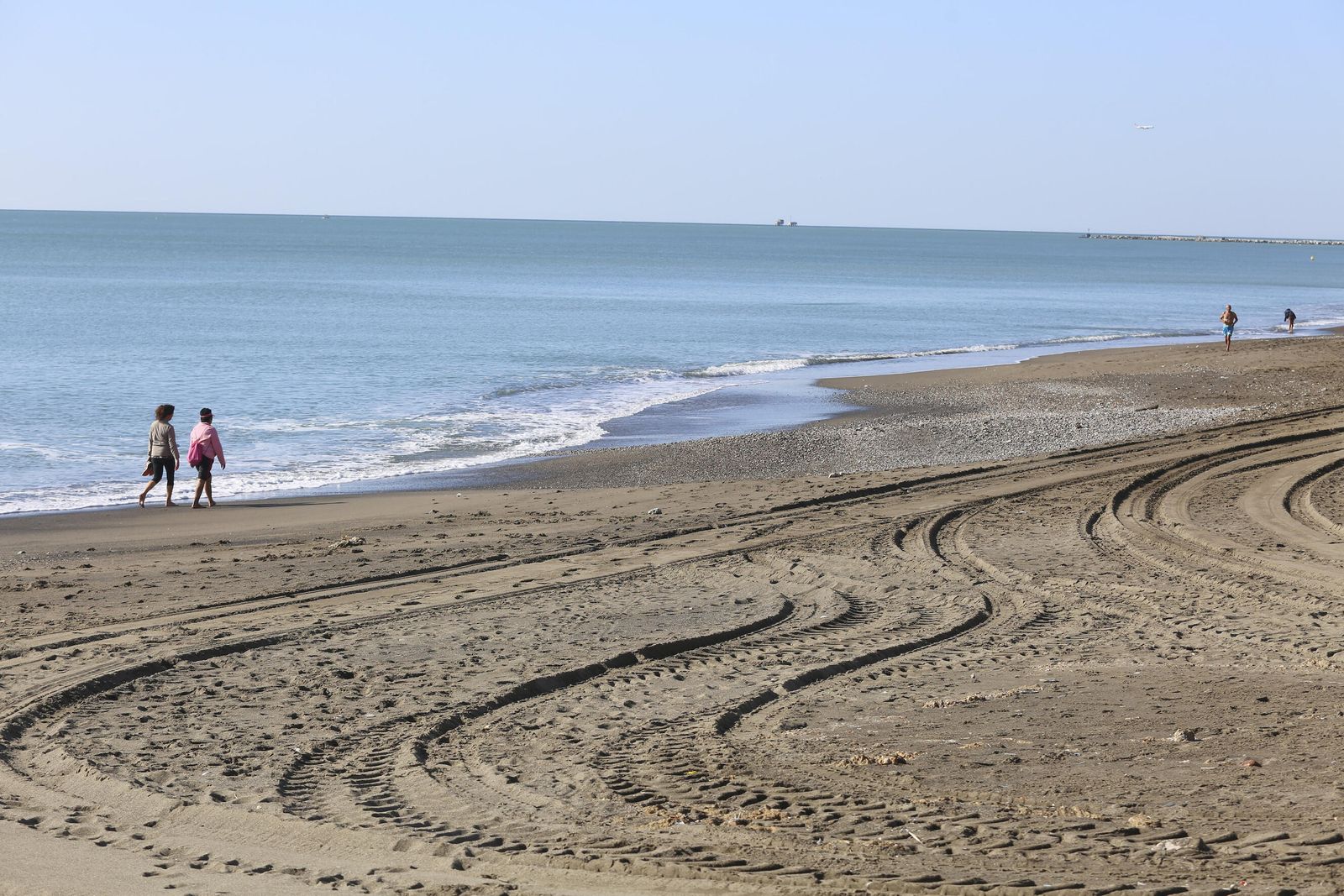 Fotos de los arreglos en las playas de Málaga, que no impiden a los malagueños disfrutar del buen tiempo