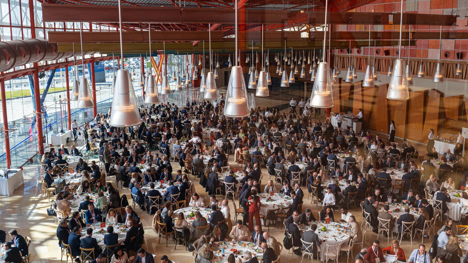 Pausa para el almuerzo en el Palacio de Ferias y Congresos. Pausa para el almuerzo en el Palacio de Ferias y Congresos.