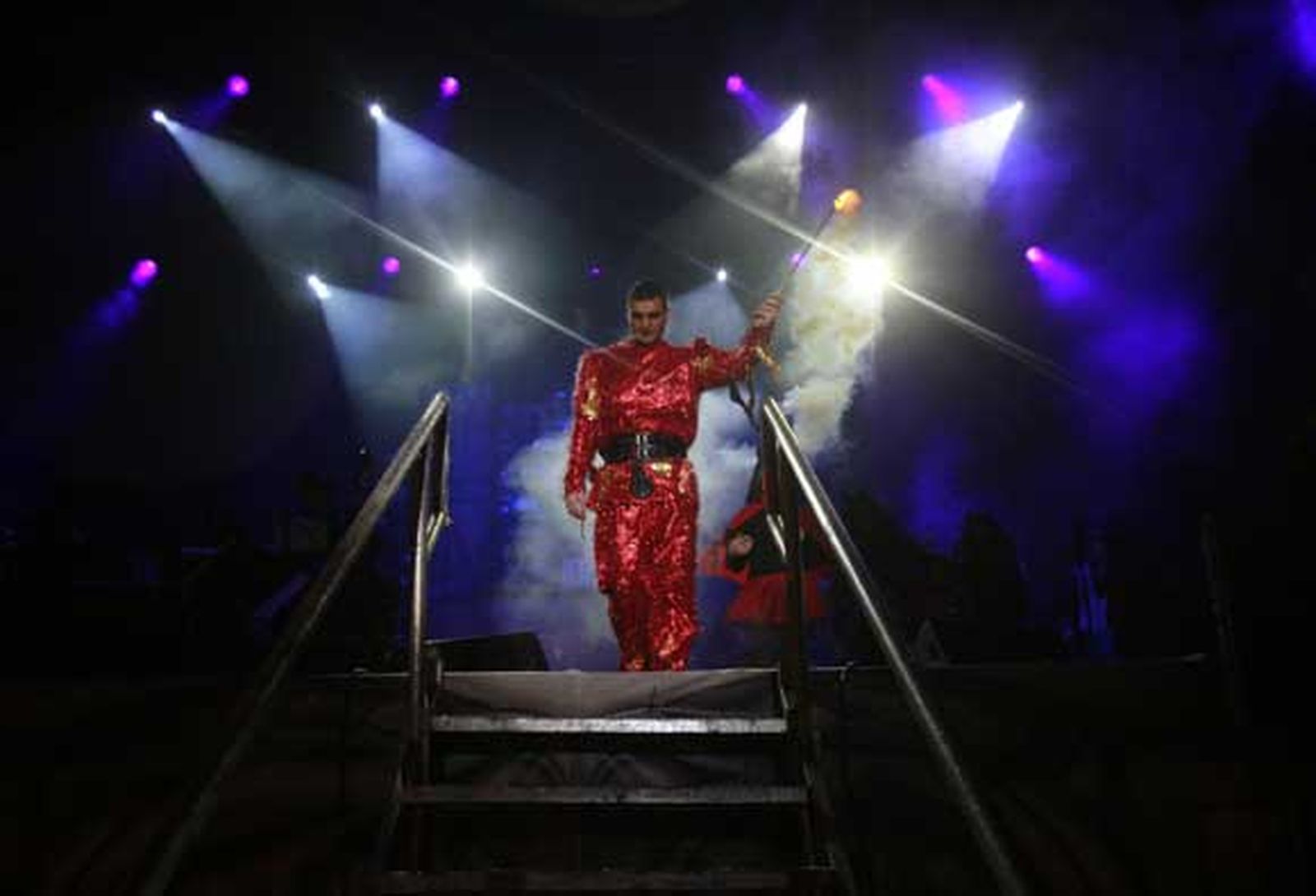 El Gran Momo fue el encargado de prender fuego a la figura que encarnaba al Dios Momo, que quedó reducido a cenizas./Fotos:Lourdes de Vicente

Foto: Lourdes de Vicente