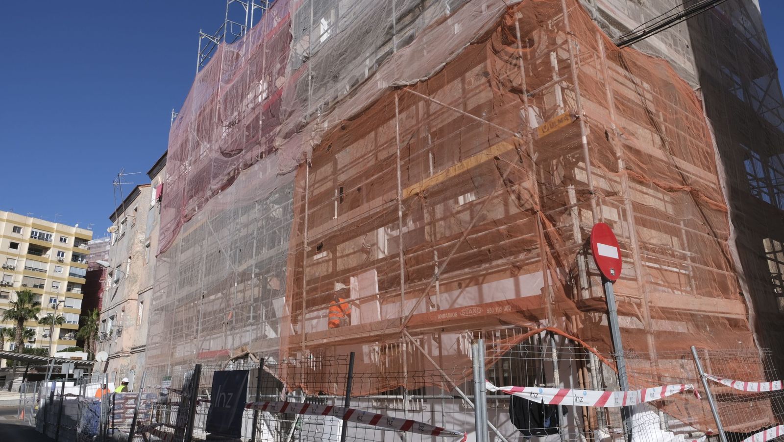 La rehabilitación de los edificios del barrio de los pintores en Almería avanza a buen ritmo, en imágenes