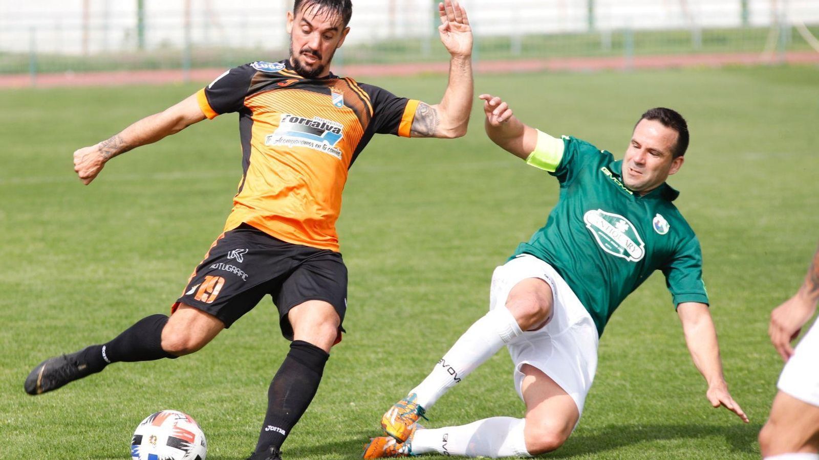Ramón, lanzándose para cortar un centro de Carlos Calvo, marcó los dos goles del Rota en el 2-1 de hace dos campañas.