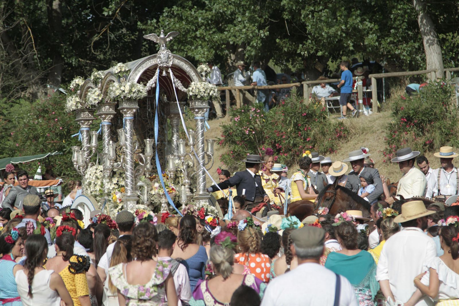 Las hermandades cruzan el vado del Quema