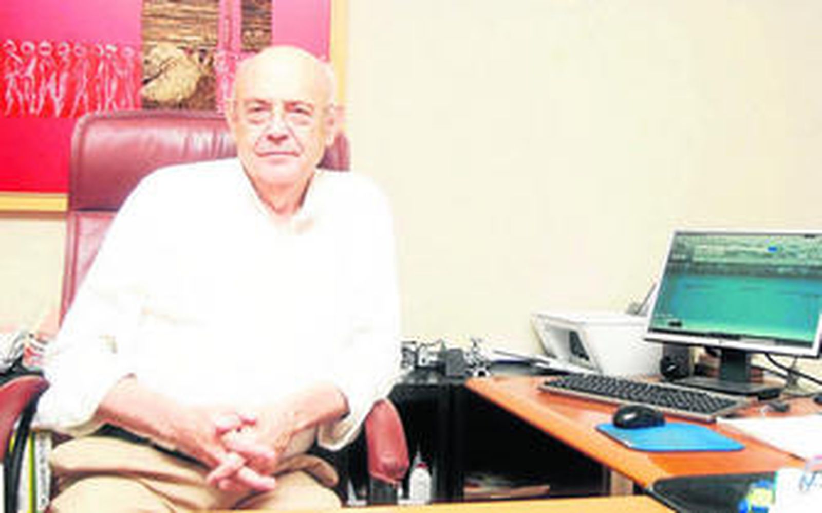 Gonzalo Hernández Guarch en su despacho hablando de esta novela que cautivara a los lectores.