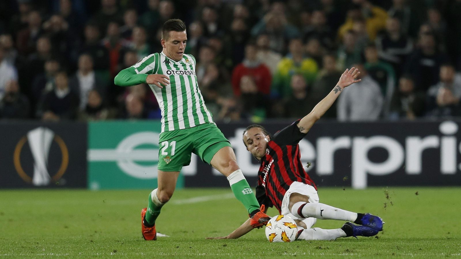 Diego Laxalt pugna con Lo Celso en el Betis-Milan.