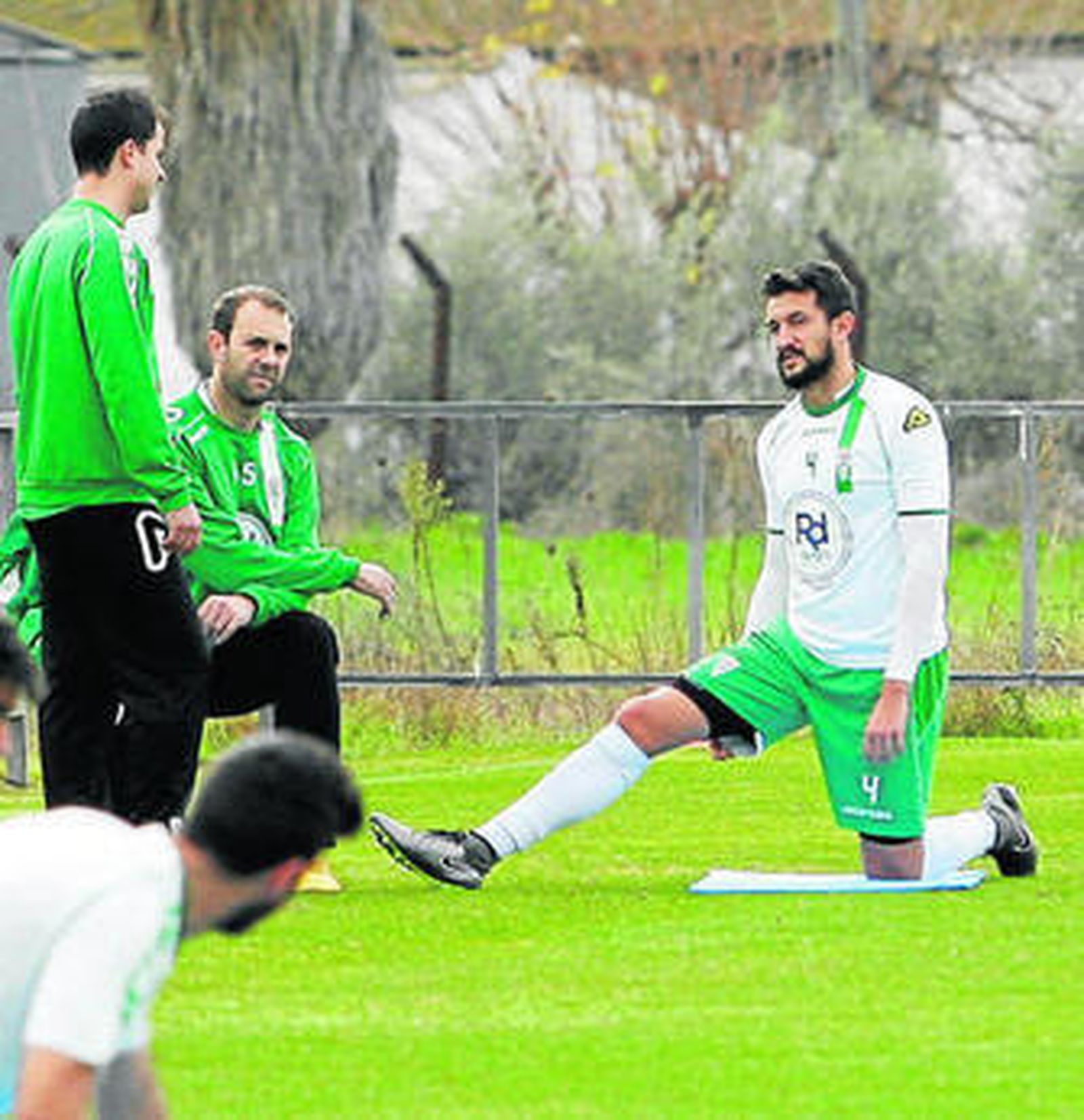 Domingo Cisma y Fidel pelean por un balón bajo la atenta mirada de Luso.