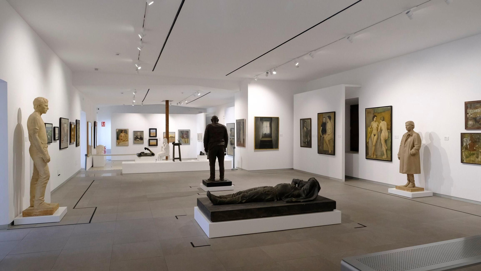 Una de las salas dedicadas a las obras de los artistas Realistas de Madrid en el MUREC.