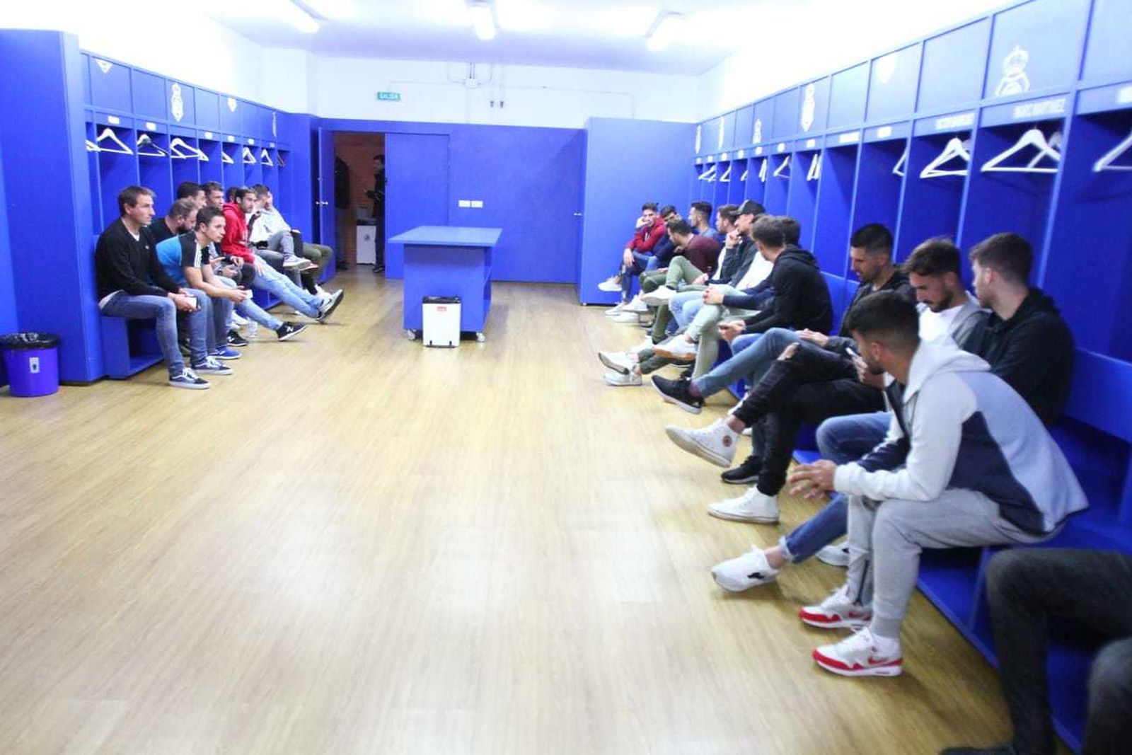 La plantilla del Recre, reunida en el vestuario del Decano a la espera de la llegada del consejo.