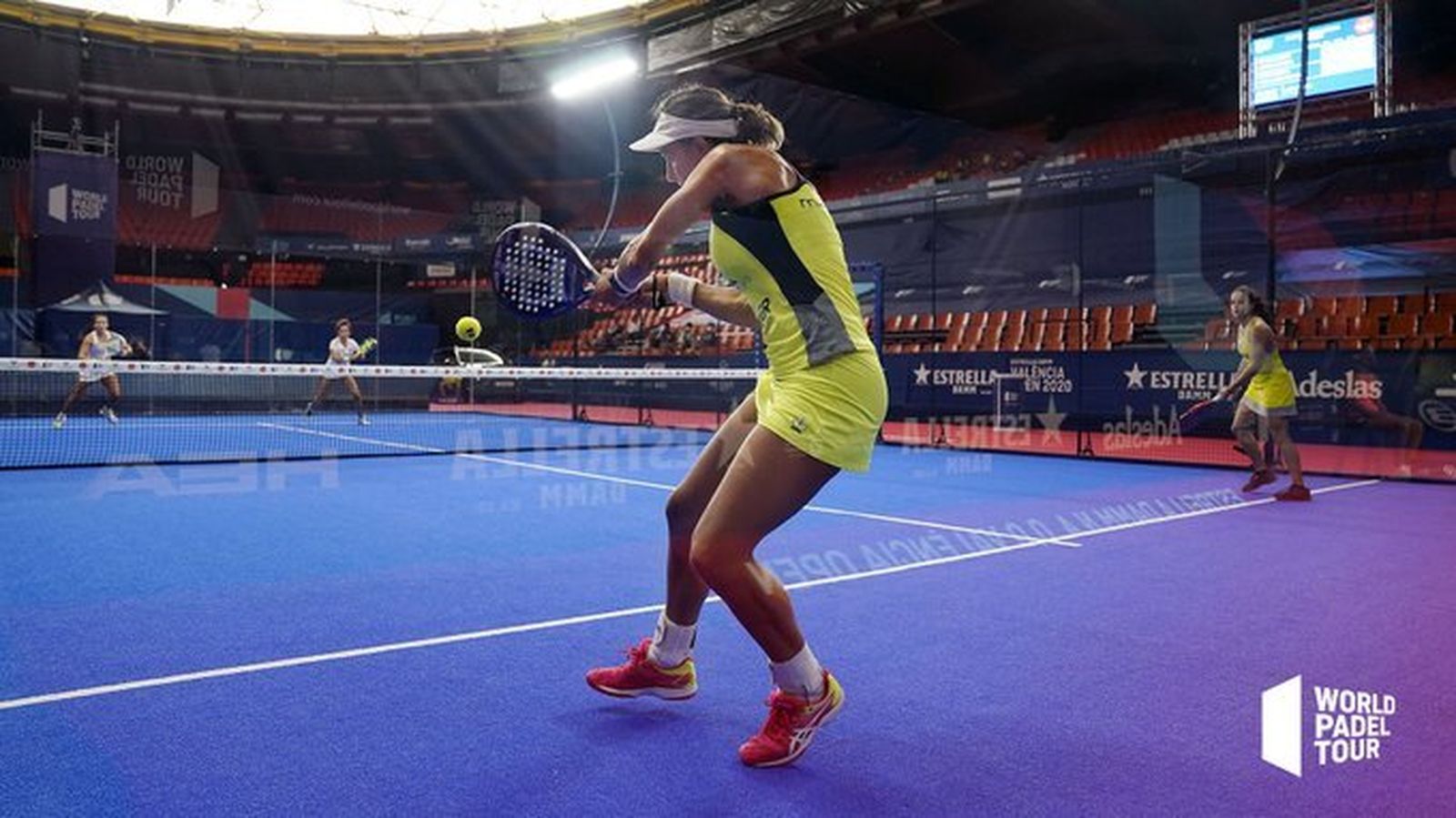 Marta Marrero golpea de revés en el duelo frente a Ortega y González.