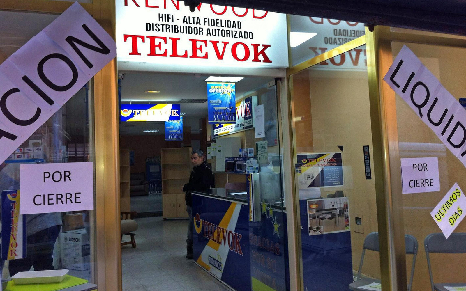 1. Televok está de liquidación por cierre hasta el día de hoy en la calle Hospital de Mujeres. 2. La antigua tienda de la esquina de Sacramento con Torre. 3. Libreto de Carnaval patrocinado por la empresa. 4. El luminoso con la imagen que identificó a la firma durante años.