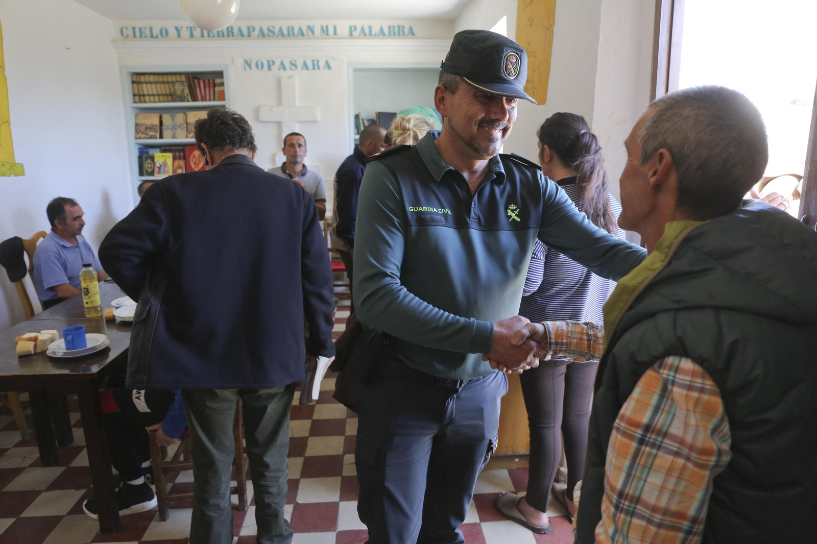 Las fotos del guardia civil gitano recorriendo La Palmilla