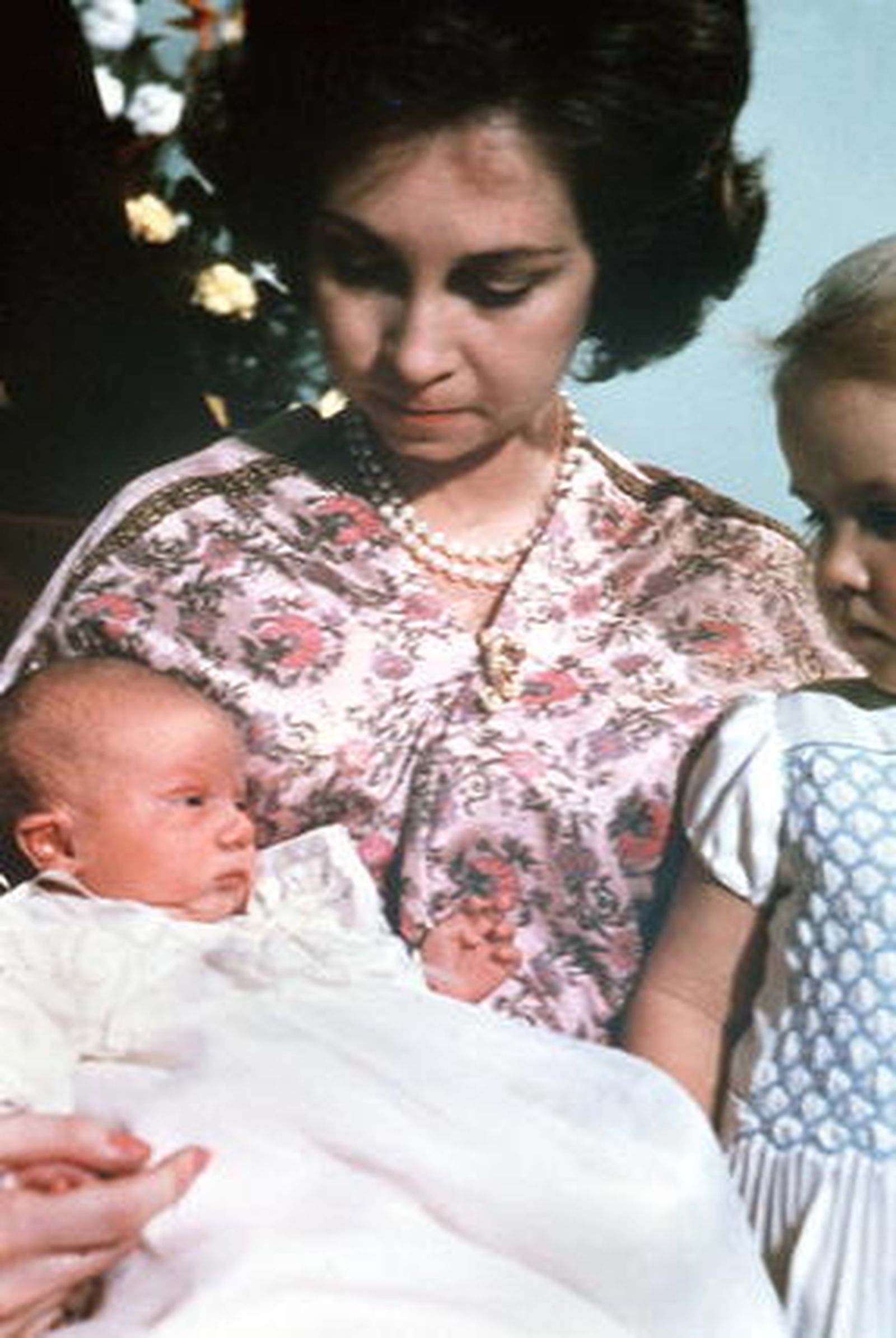 La entonces princesa Sofía con Felipe recién nacido, en enero de 1968. / Efe