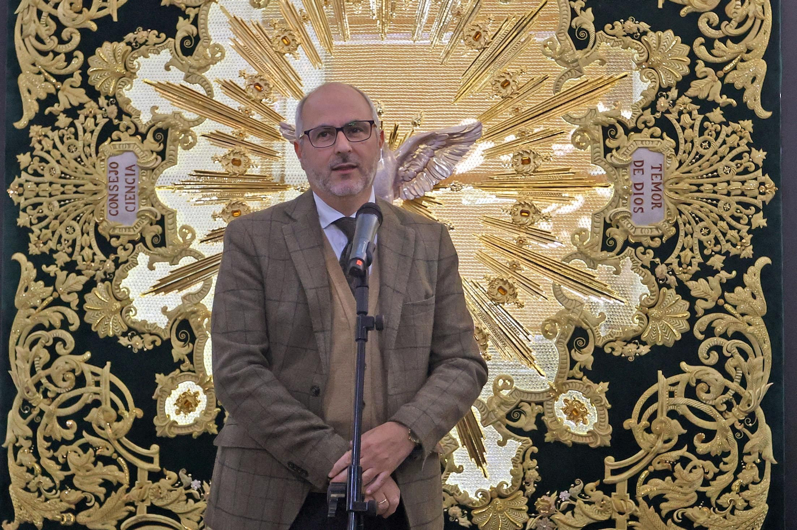 Imágenes de la presentación del techo de palio de la Virgen del Amor de las Tres Caídas