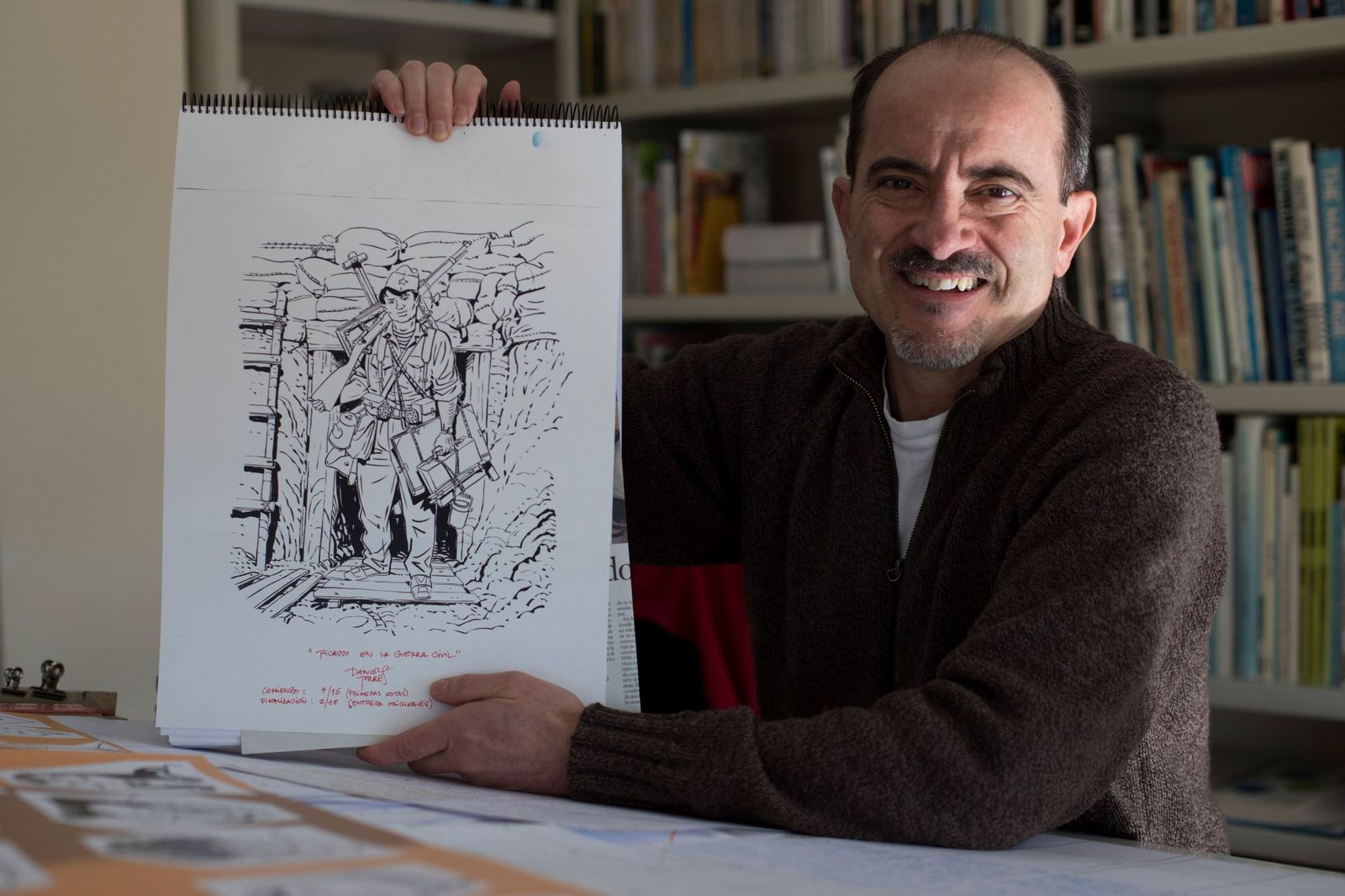 Daniel Torres, con una ilustración del Picasso combatiente.