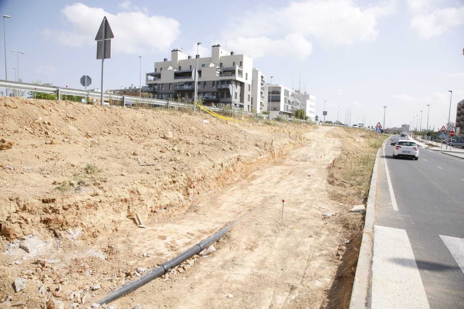 Las obras de la rampa, en una imagen en la que se puede apreciar el desnivel entre las dos calzadas.