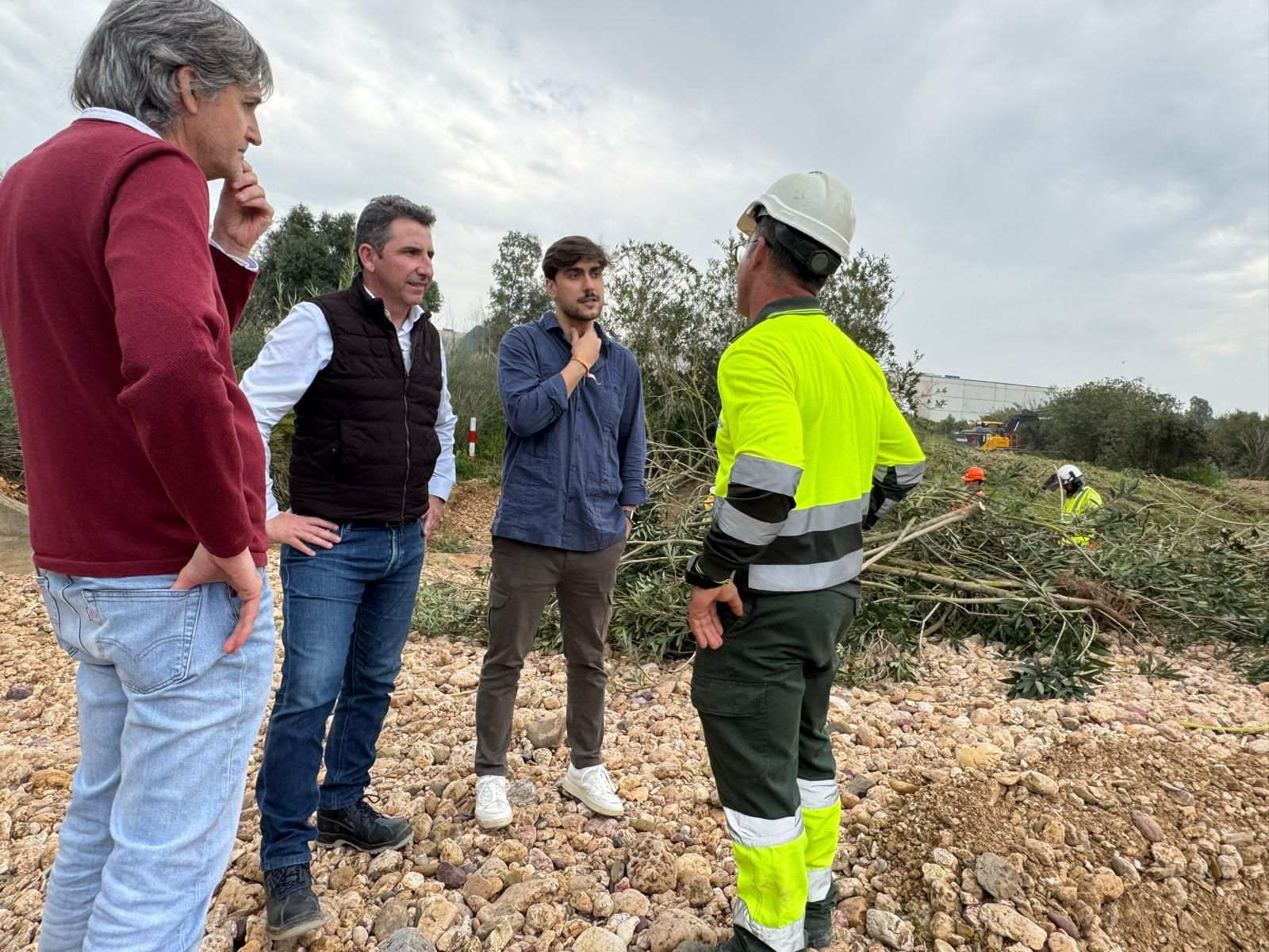 Álvaro Burgos visitando uno de los arroyos donde se está actuando.