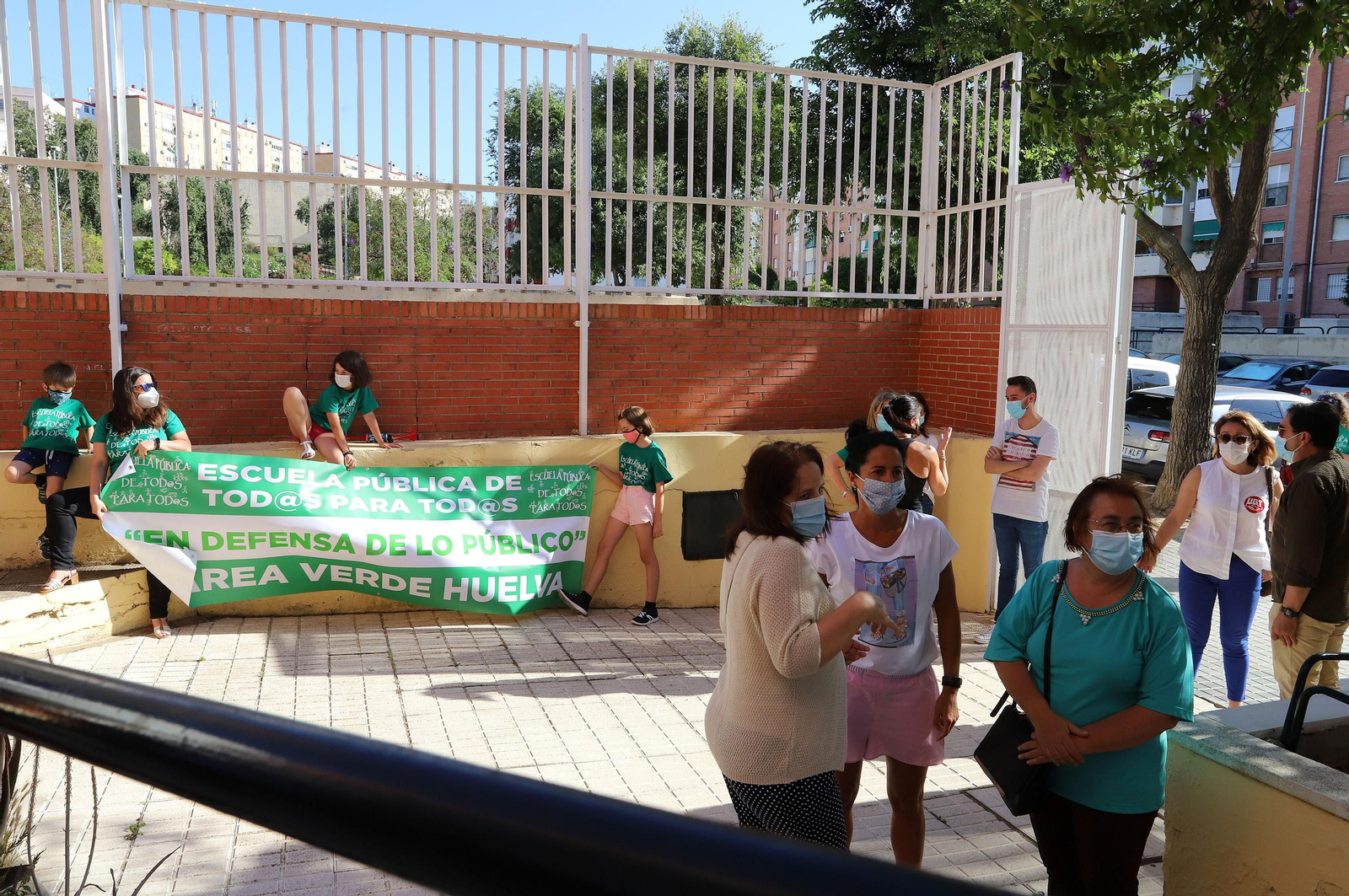 Imágenes de la concentración de profesores, padres y alumnos del Colegio Tres Carabelas