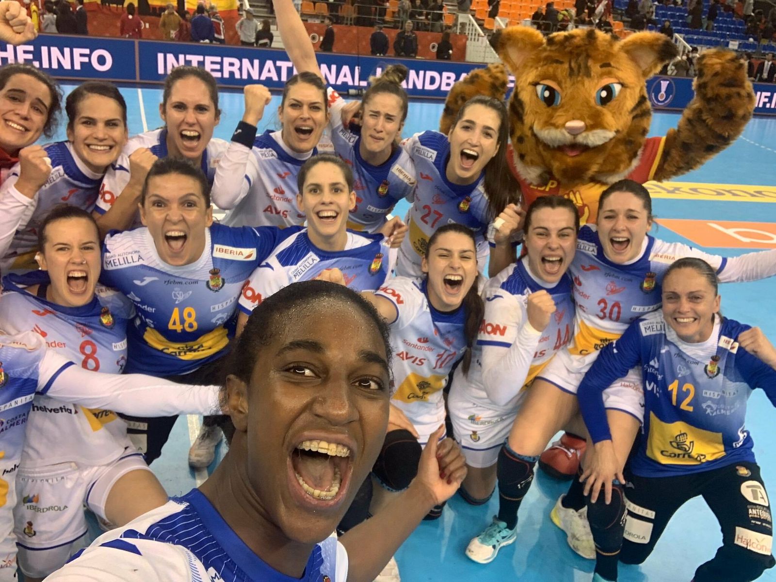 Las jugadoras españolas celebran el pase a la final.