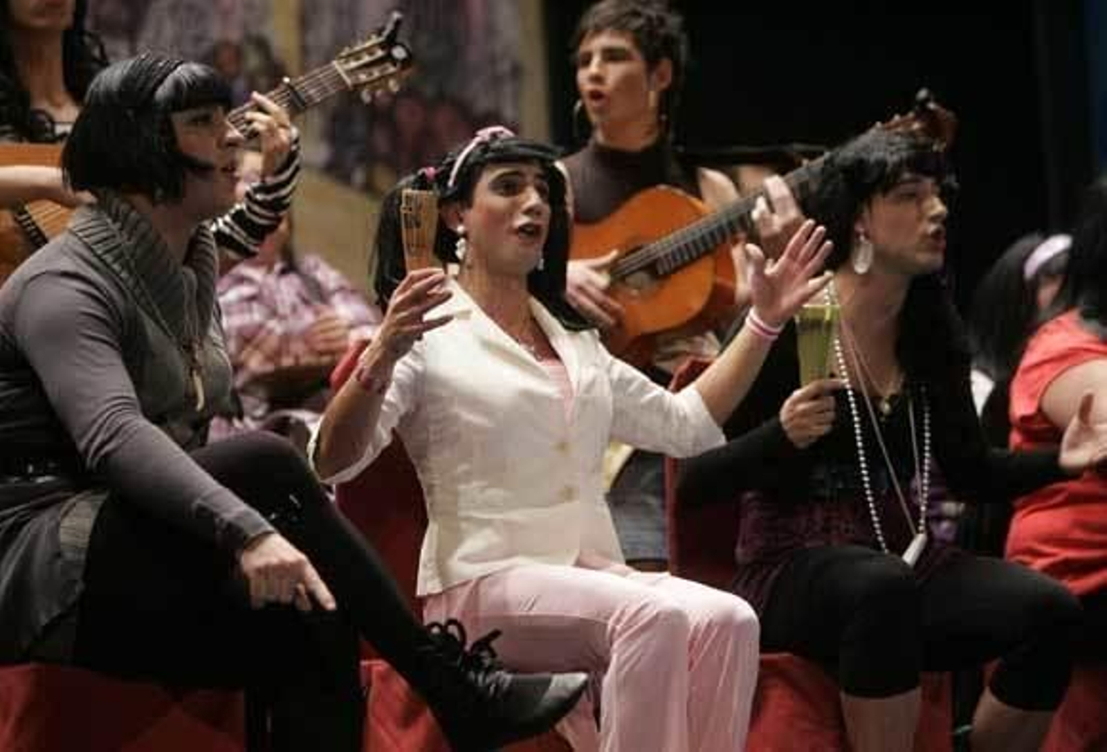 Las novias de los comparsistas se la dan de artistas