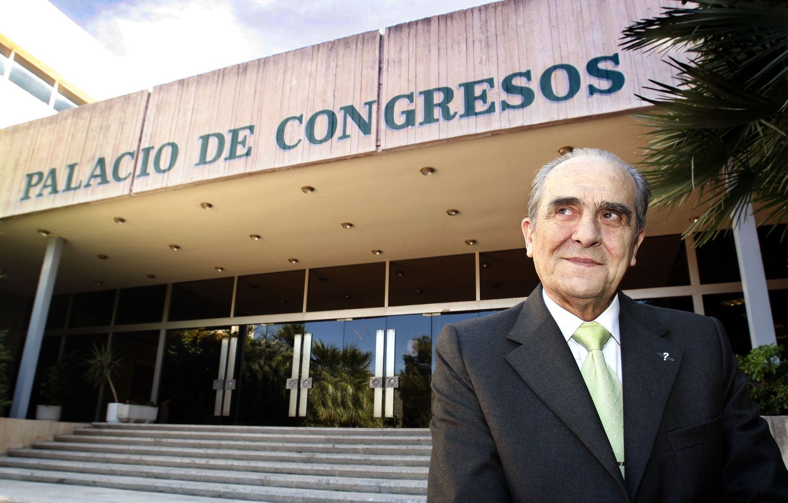 Luis Callejón, ante las puertas del Palacio de Congresos de Torremolinos, que dirigió hasta 2016.