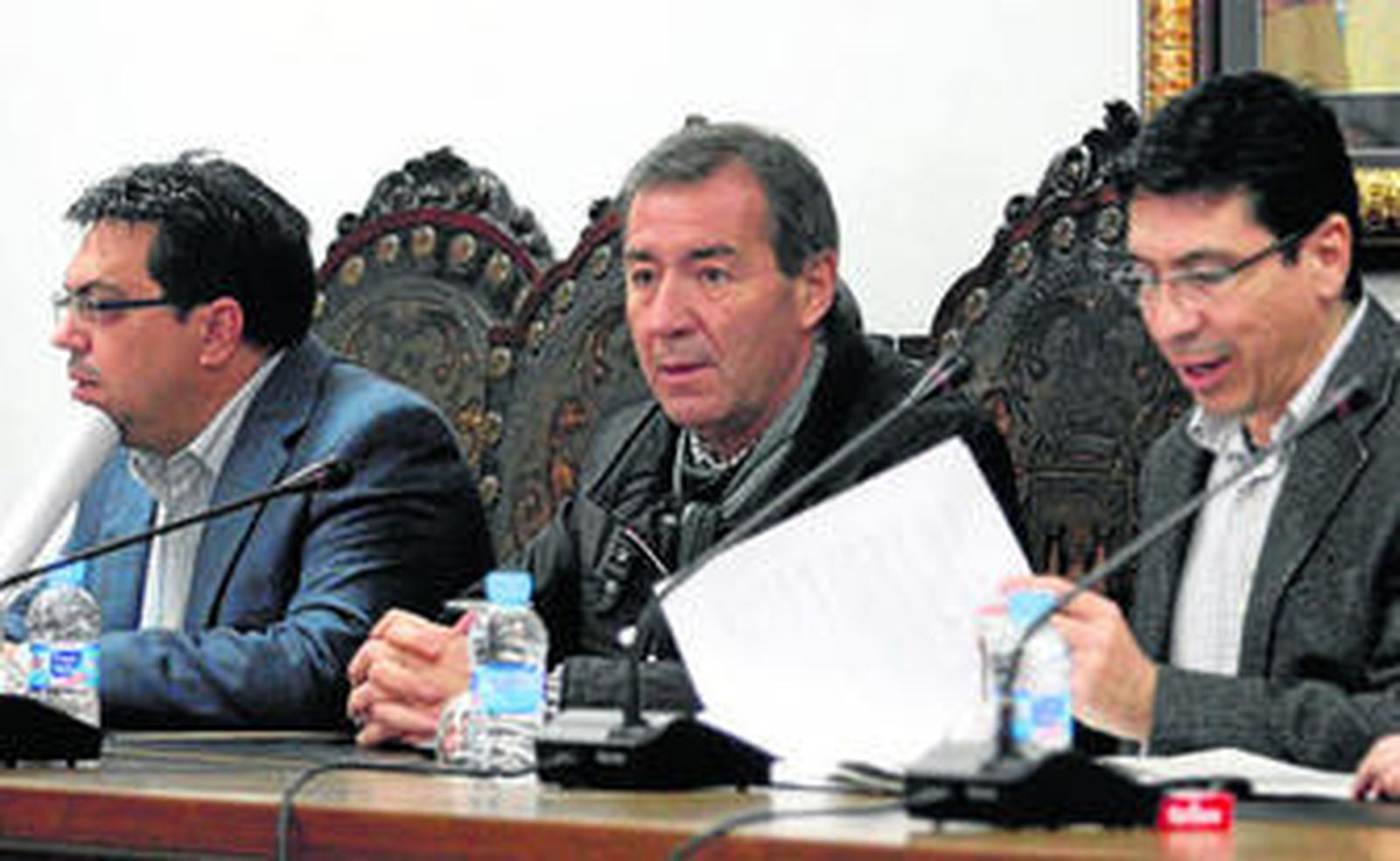 De izquierda a derecha, Francisco Espada, Manuel Caeiro y Miguel Tornay, en un pleno del anterior mandato.