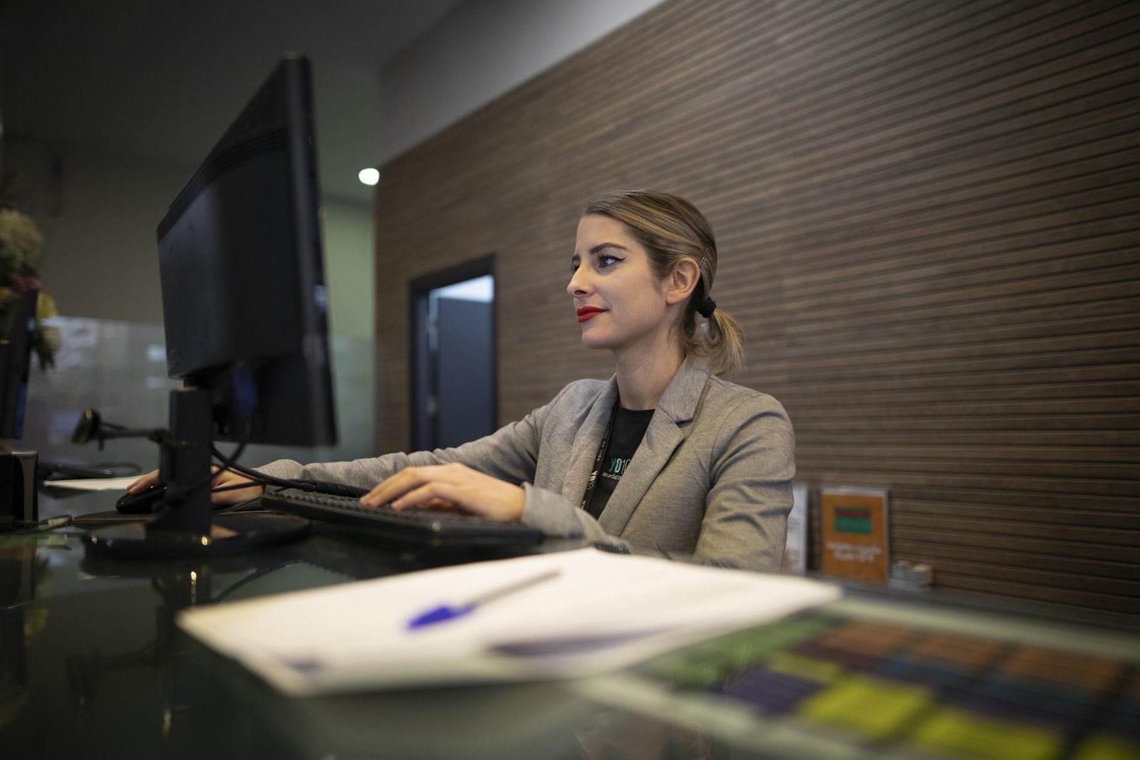 Una mujer trabaja de cara al público en un gimnasio de Granada