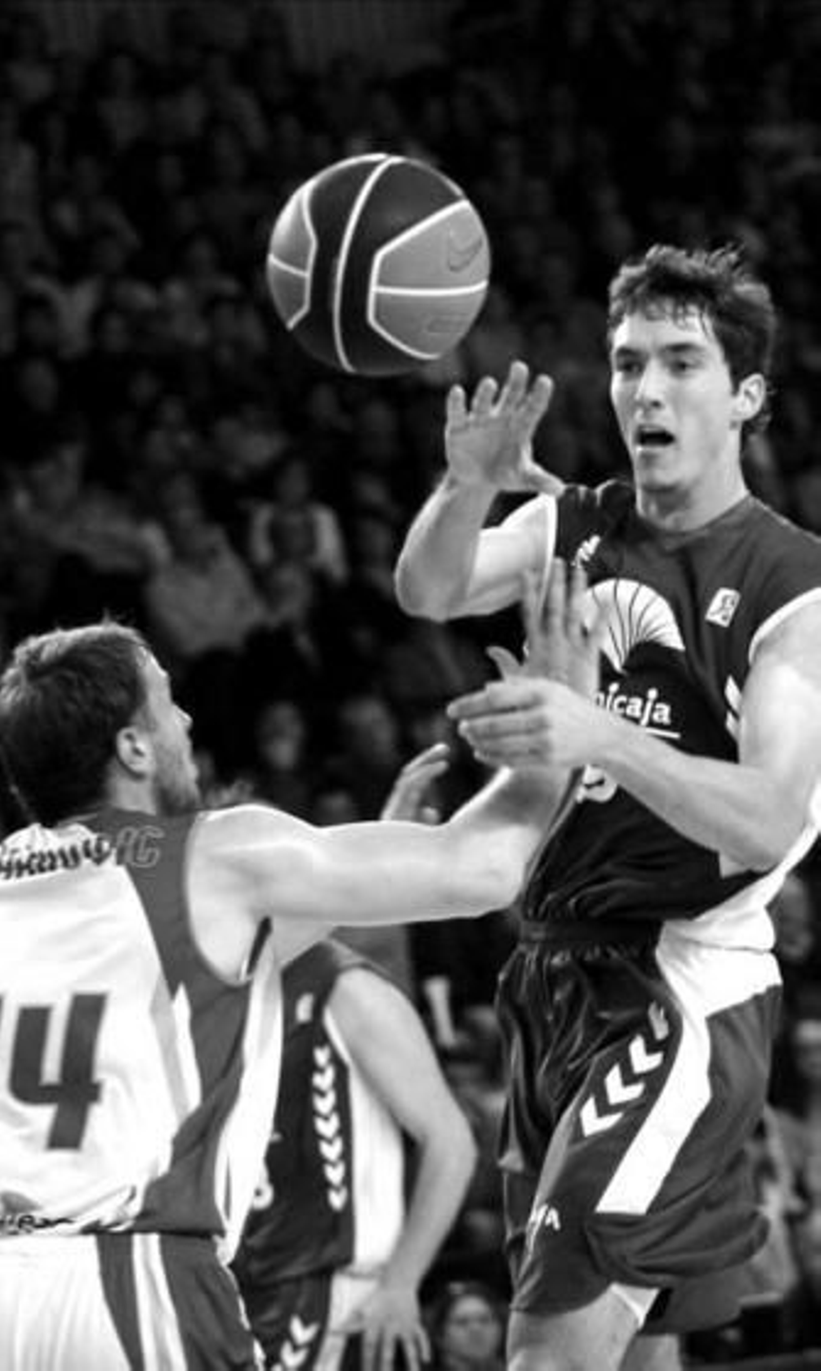 Jiri Welsch dobla un balón ante la presencia de Marinovic.