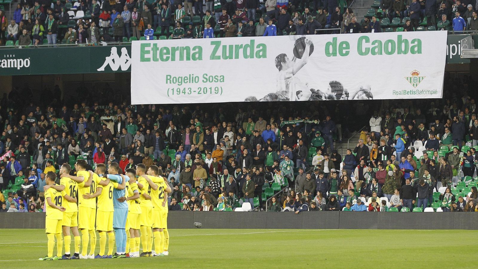 Pancarta en honor a Rogelio en la grada de Fondo.