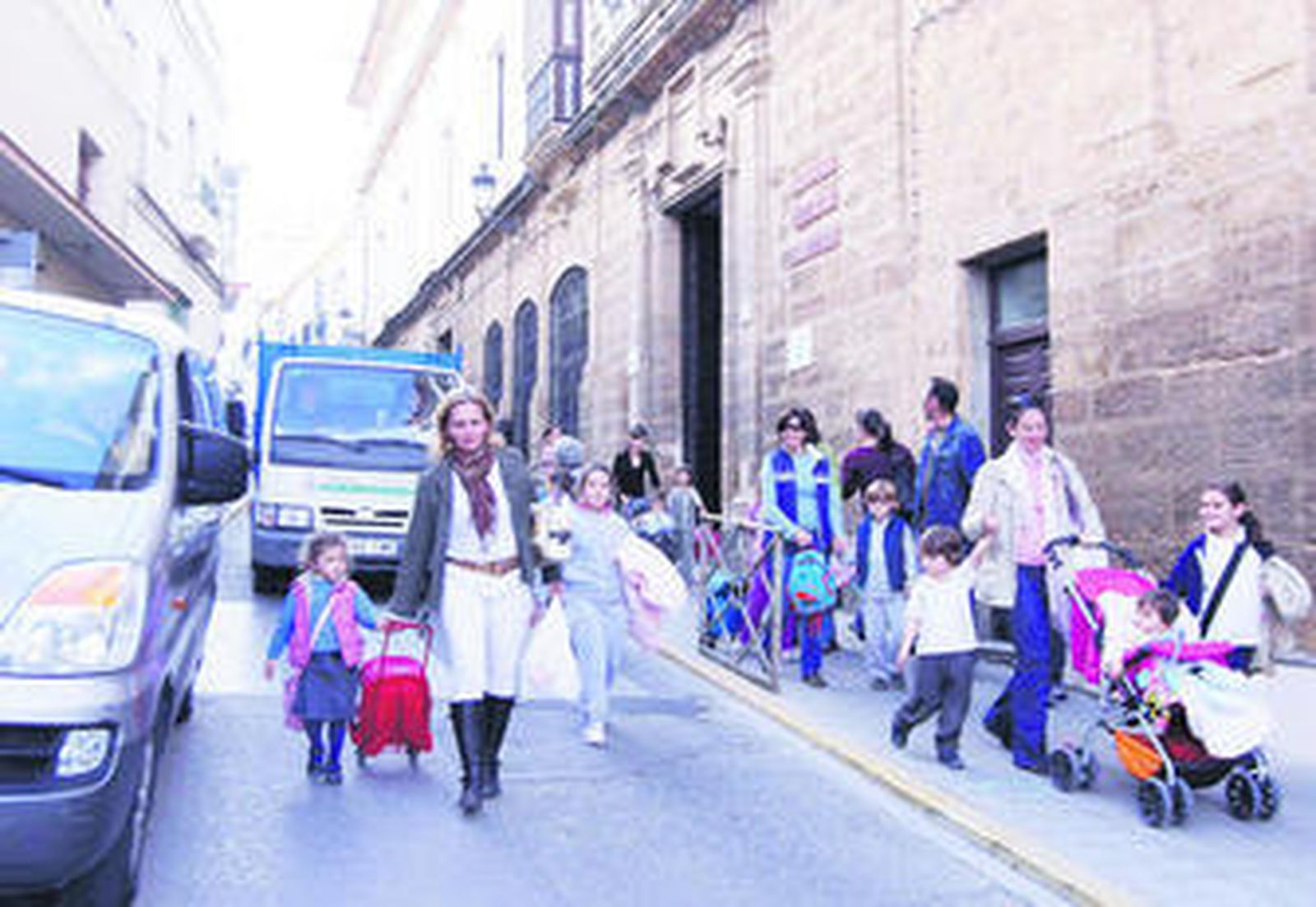 Padres con sus hijos, ayer a la salida del centro escolar situado en la calle Fierro.