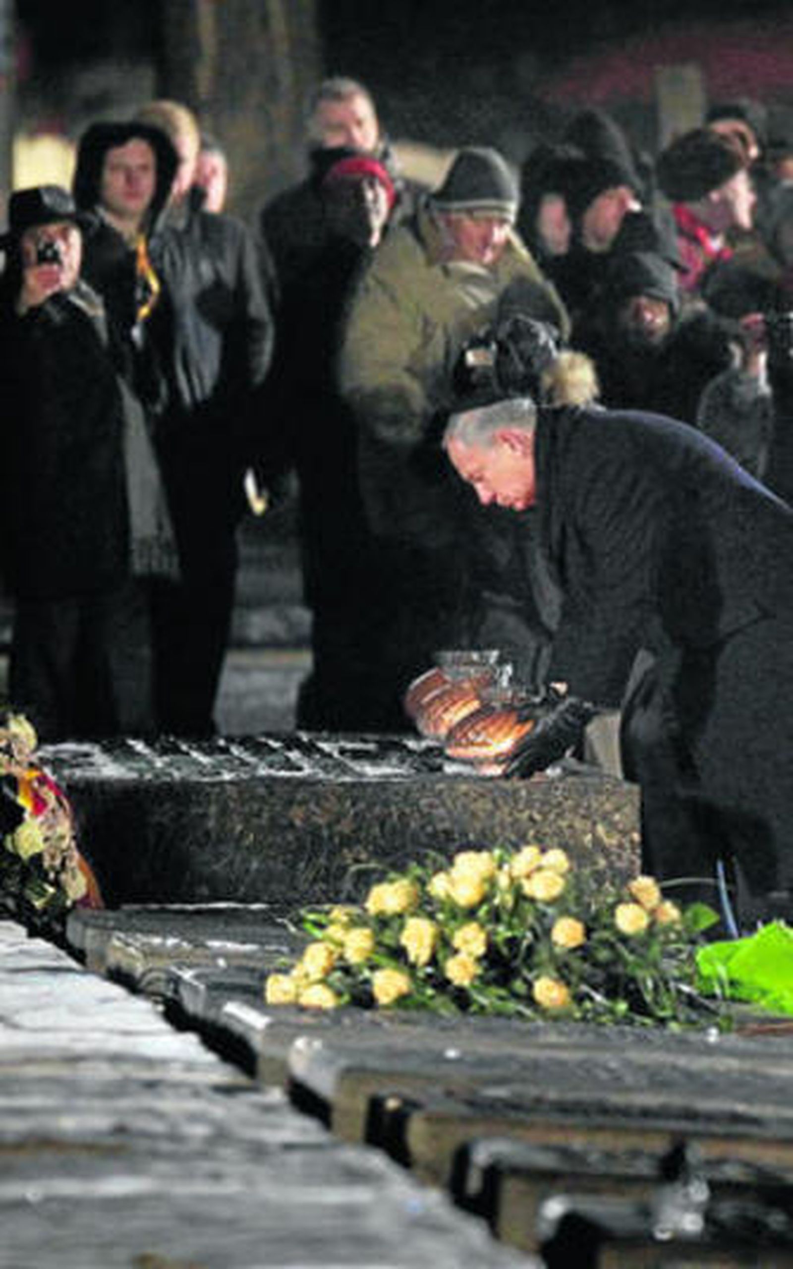 Netanyahu coloca una vela para conmemorar a las víctimas.