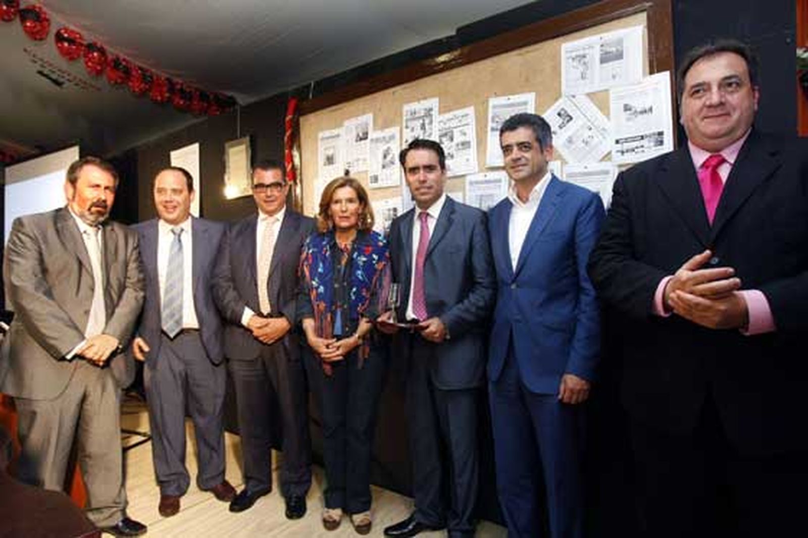 El delegado de Gobierno de la Junta en Cádiz, Gabriel Almagro, junto a Francisco Andrés Gallardo, el alcalde, Enrique Moresco, María del Carmen Osborne, Rafael Navas, Modesto Barragán y José Luis Navarro. 

Foto: Fito Carreto y Andrés Mora