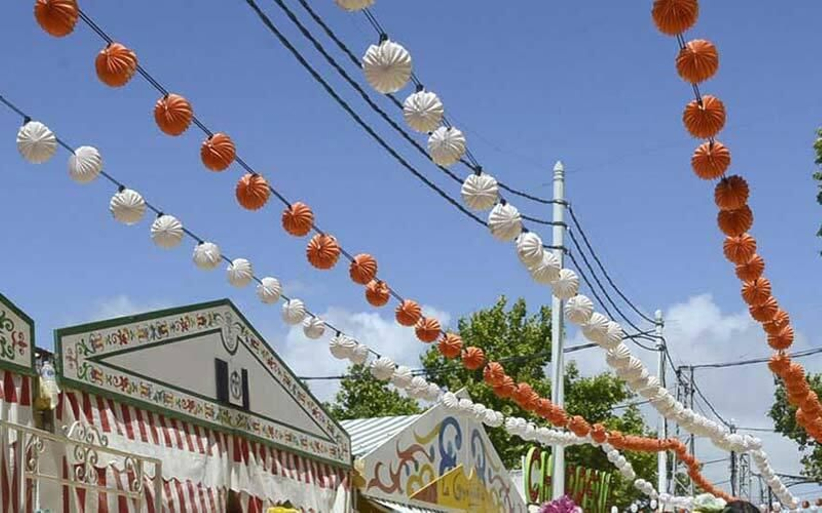 Una imagen de farolillos en el recinto ferial de Las Banderas, en El Puerto.