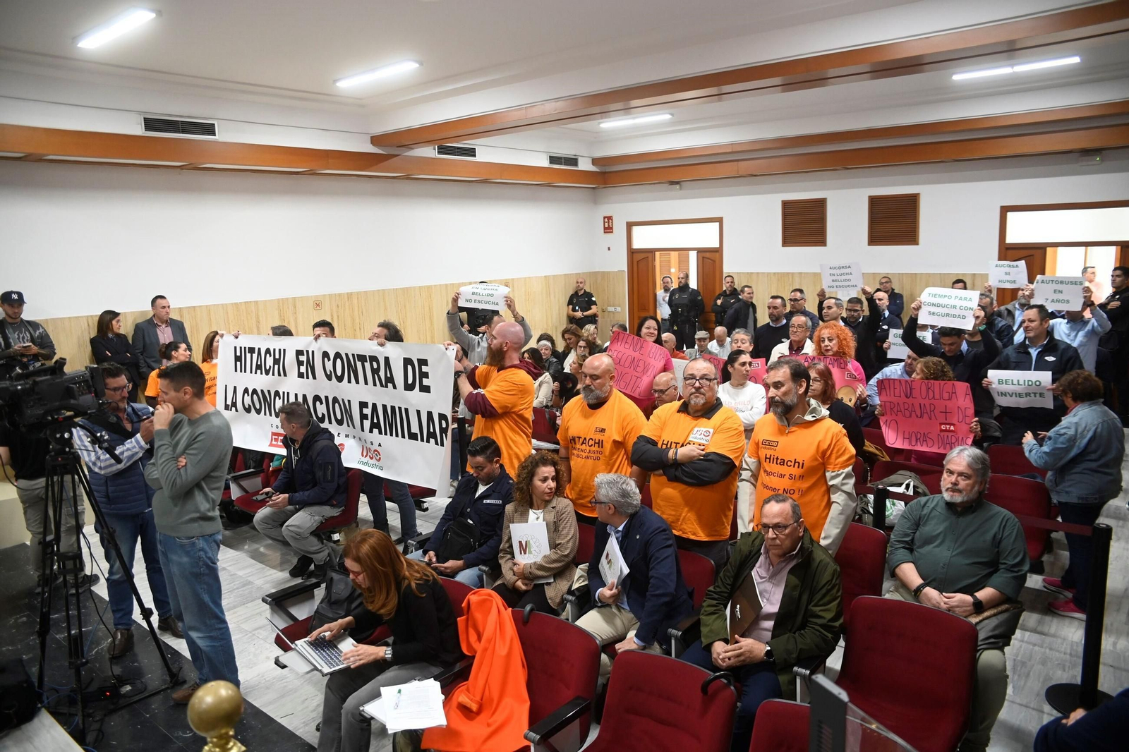 Trabajadores protestan en el Pleno