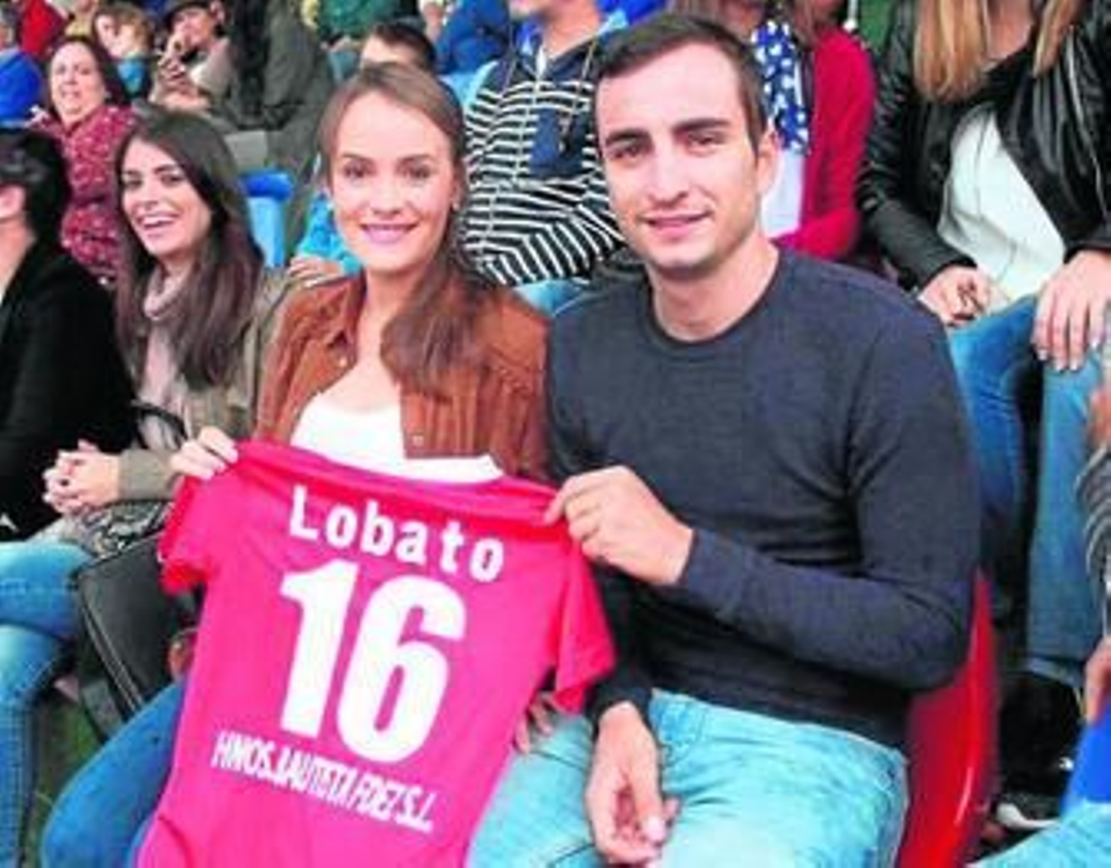 Lobato muestra la camiseta  que el Trebujena le regaló con su nombre.