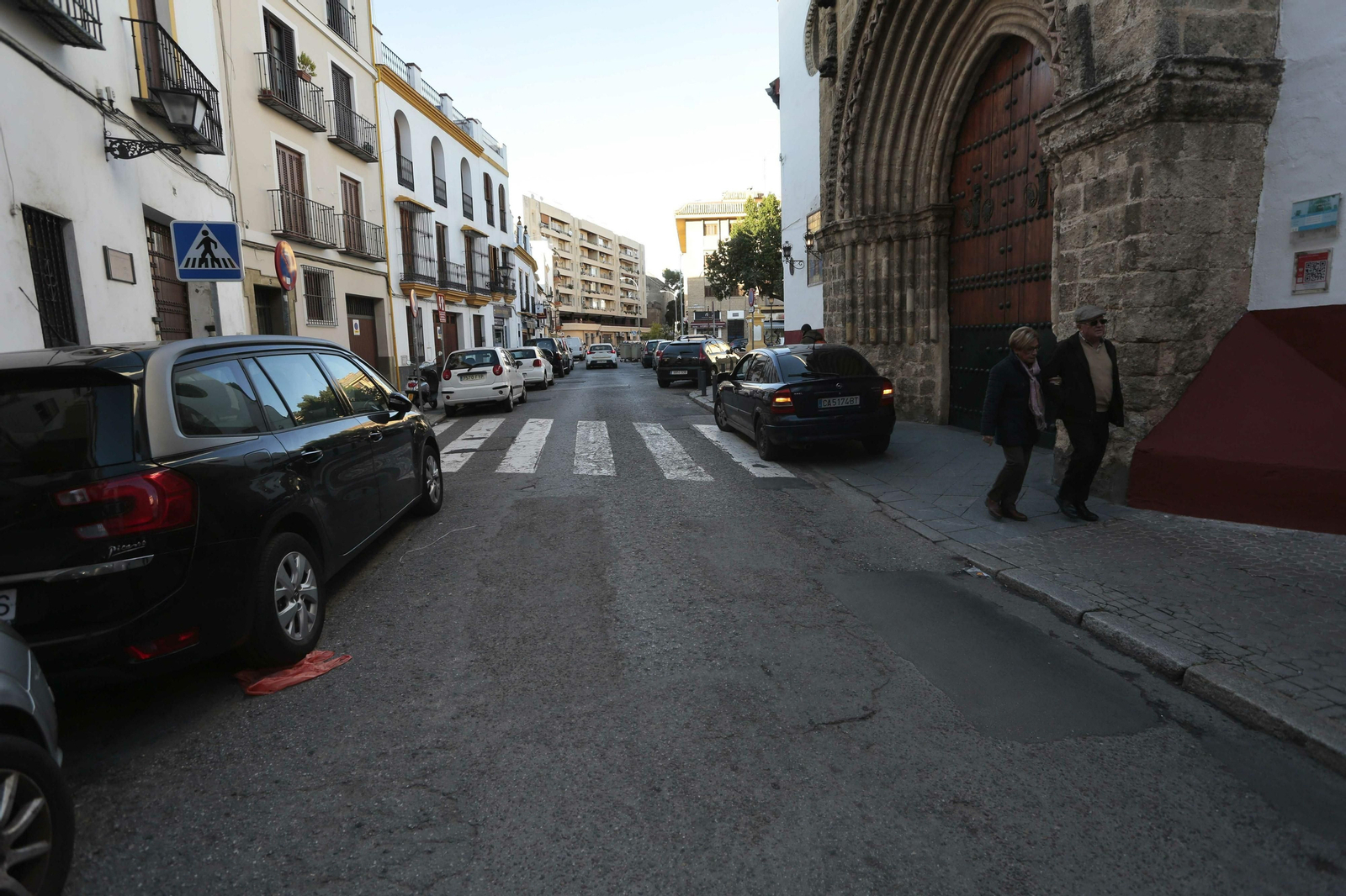 Un coche estacionado en la puerta principal de la Parroquia de San Julián.