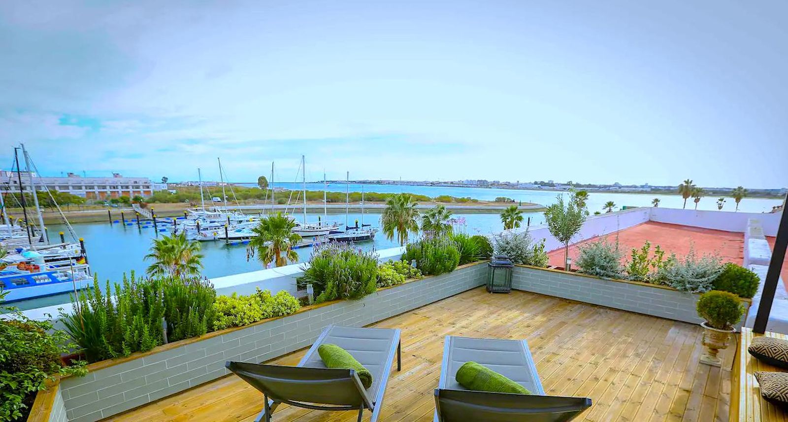 El espectacular alojamiento de Huelva donde puedes ver el atardecer en España y Portugal a la vez