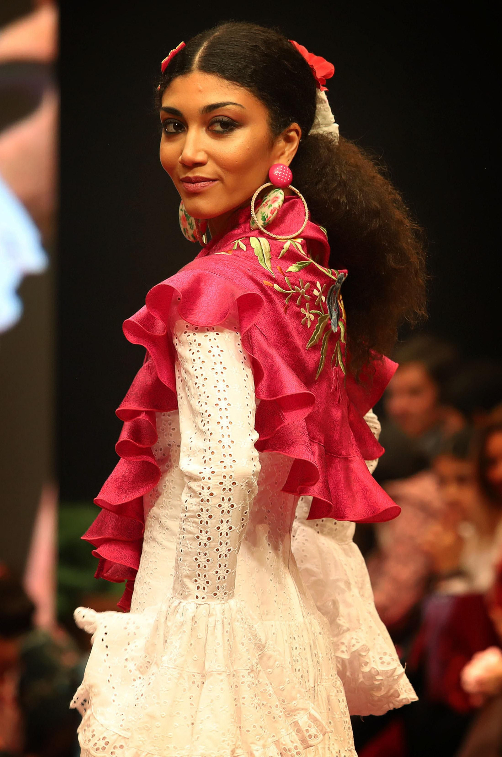 Huelva Flamenca 2023. Imágenes del desfile benéfico de El Ajolí a favor de Cruz Roja Española